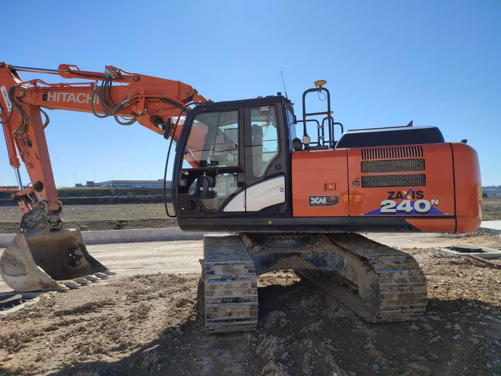 Escavatore-Hitachi-ZX240-mono